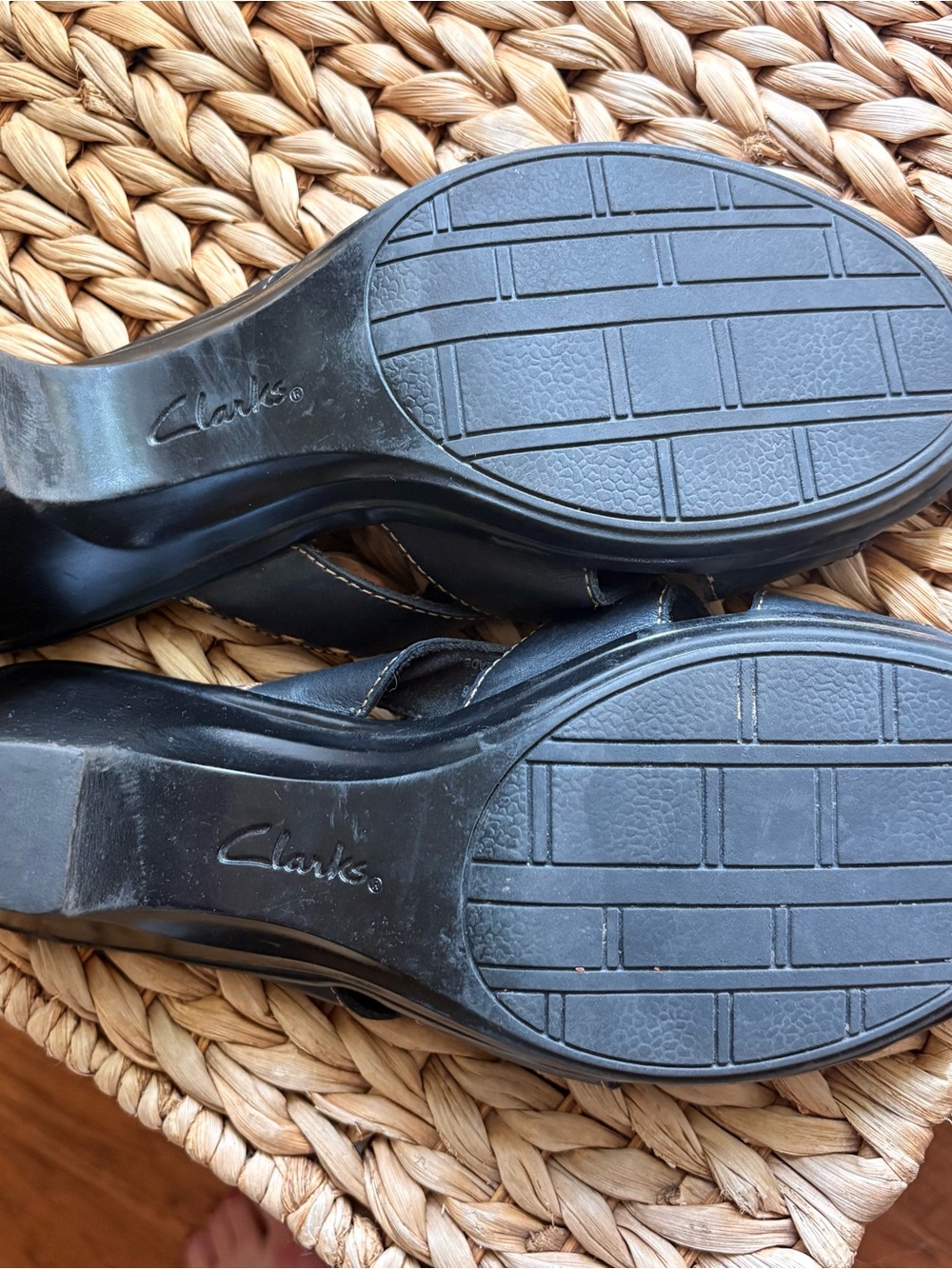 Clarks Artisan Collection Women's Black Leather Sandals 9M EUC Contrast Stitch - Picture 3 of 10
